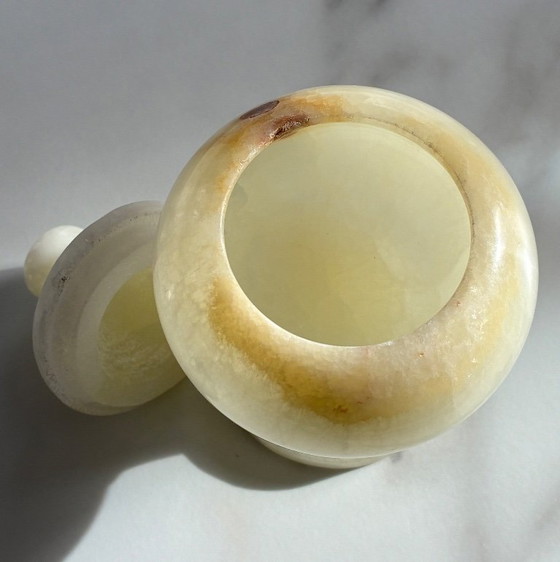 Image 1 of Petit pot à bijout en albâtre vintage