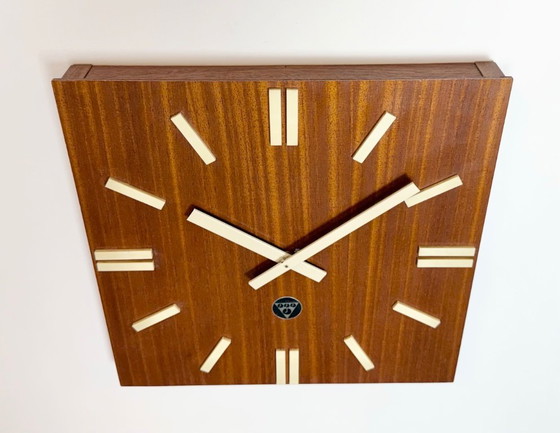 Image 1 of Orologio da parete vintage in legno marrone di Pragotron, anni '80