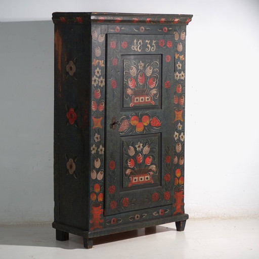 Antiker bemalter Kleiderschrank aus Kiefernholz – Österreichisch-Ungarische Monarchie, Jahr 1835
