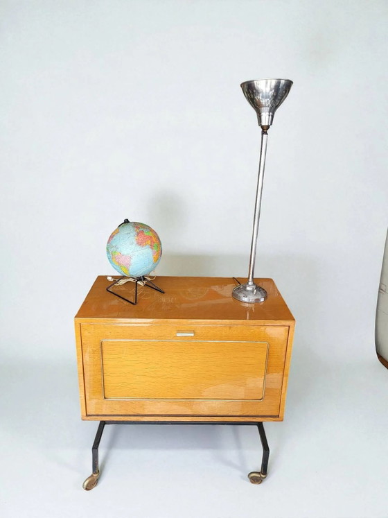Mueble bar bajo con ruedas de los años 60 – Taburetes de bar, Wood, Vintage (photo 4 of 10)