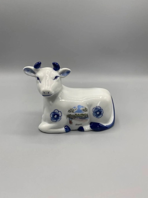 Weiße und blaue Fayence-Figur einer liegenden Kuh, Digoin Souvenir – servies