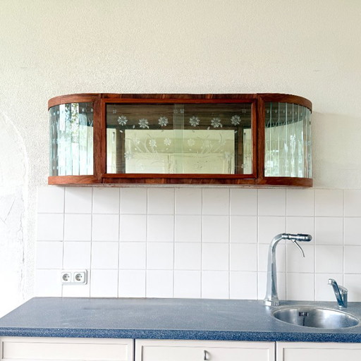 Art-deco stijl hangvitrine met bloemgravure