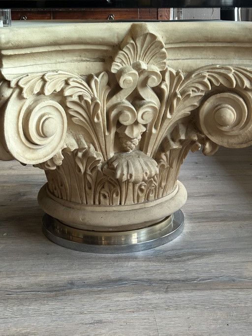 Unieke ronde tegel met ornamentale voet