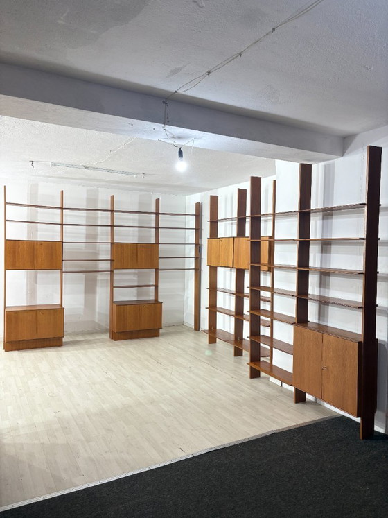 Image 1 of Estantería modular de pared de mediados de siglo de Interna-Peter Pedrides / Sistema de estanterías de teca de la década de 1960