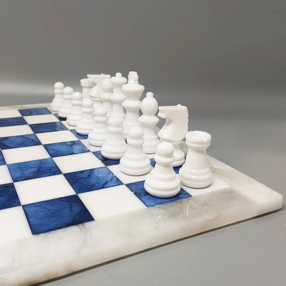 Image 1 of Jeu d'échecs élégant bleu et blanc des années 1970 en albâtre de Volterra, fait main. Fabriqué en Italie.