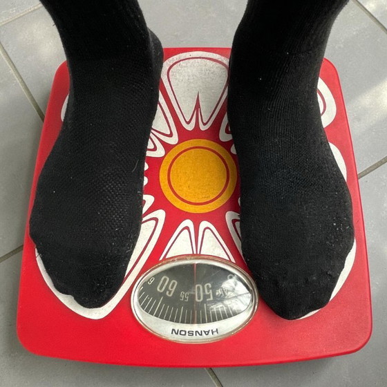 Image 1 of Hanson bathroom scale 1970s with flower