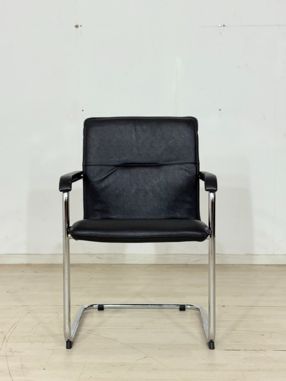 Image 1 of Elegante designfauteuil met cantilever-constructie in zwart leer.