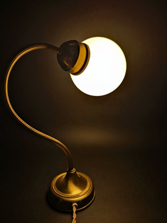 Lampada da tavolo vintage in ottone e vetro opalino, Lampade da tavolo, Dorato (foto 3 di 7)