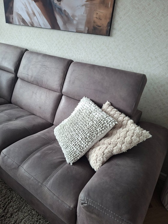 Image 1 of Divano angolare in tessuto marrone effetto pelle