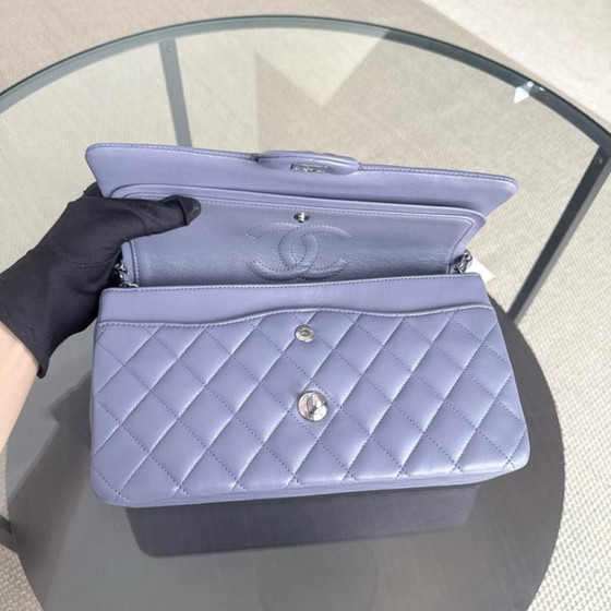Image 1 of Chanel Classic Flap Medium - 25 cm, gestepptes Lammleder, Lavendel, silberfarbene Beschläge, Serie 15