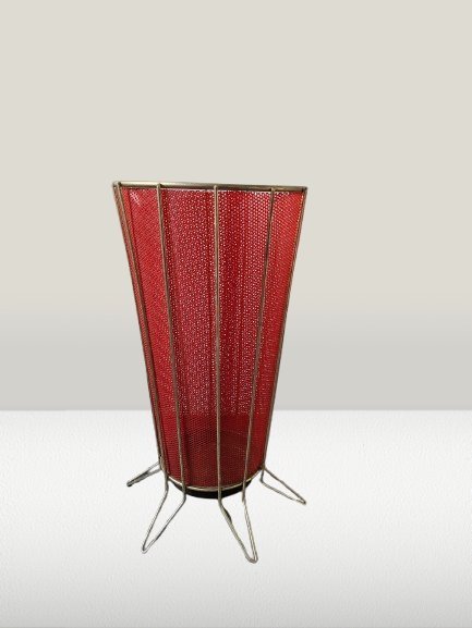 vintage parapluhouder uit de jaren 50 in de stijl van Matégot, met een messing frame en rood geperforeerd metaal.