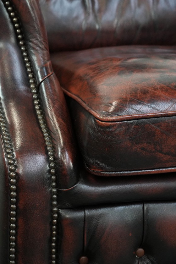 Image 1 of 2 Chesterfield-Sessel im englischen Stil mit rotem, geflammtem Rindslederbezug in gutem Zustand