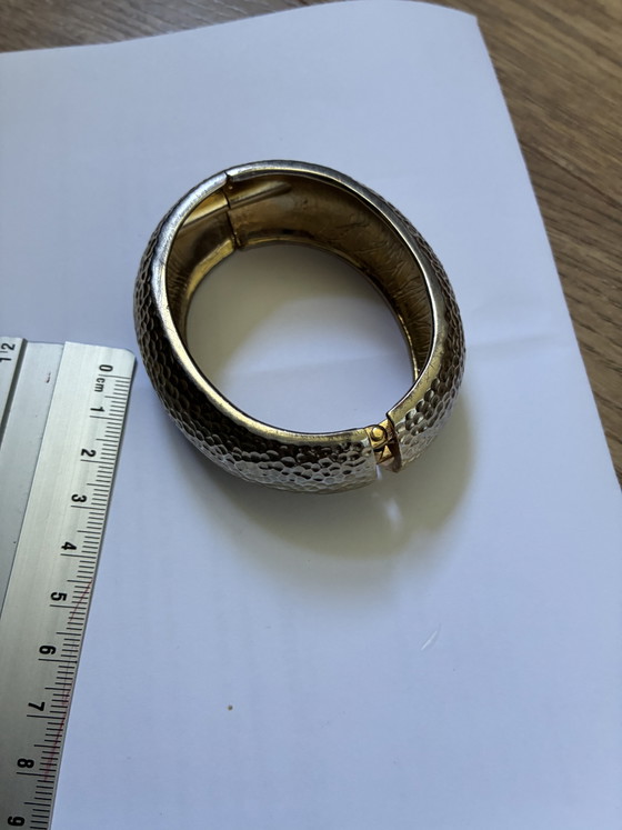 Image 1 of Pulsera de metal martillado con cierre a presión