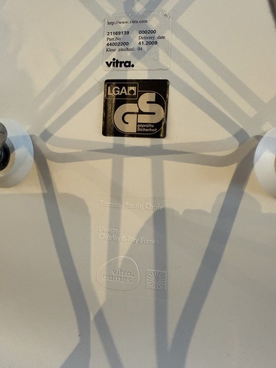 Image 1 of 2 x chaises Eames en plastique dsr ( avec)