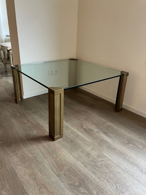 Table basse Peter Ghyczy avec plateau en verre et pieds en laiton