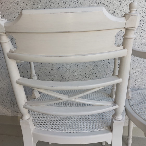 Image 1 of Zwei kleine Stühle mit Kissen.