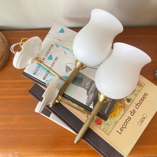 Coppia di applique da parete in stile torcia in ottone, vetro bianco e rosette di montaggio in porcellana