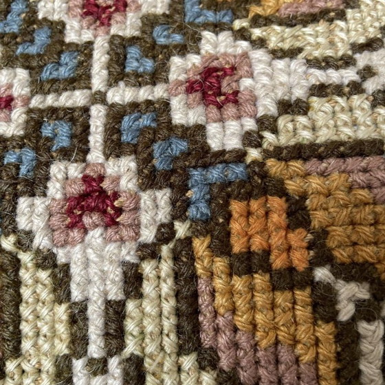 Paar antiker portugiesischer Arraiolos runder gewebter Kissenbezüge aus den 1930er Jahren – Textile (photo 8 of 10)