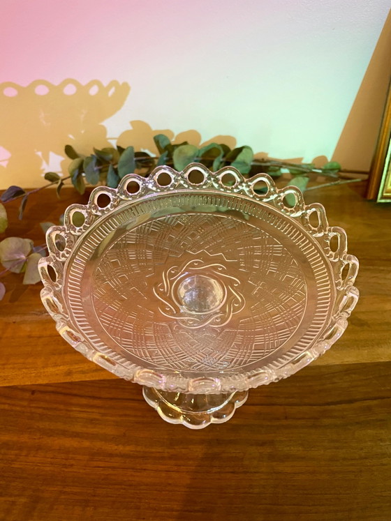 Schale aus geformtem Glas auf Fuß – Schalen (photo 2 of 4)