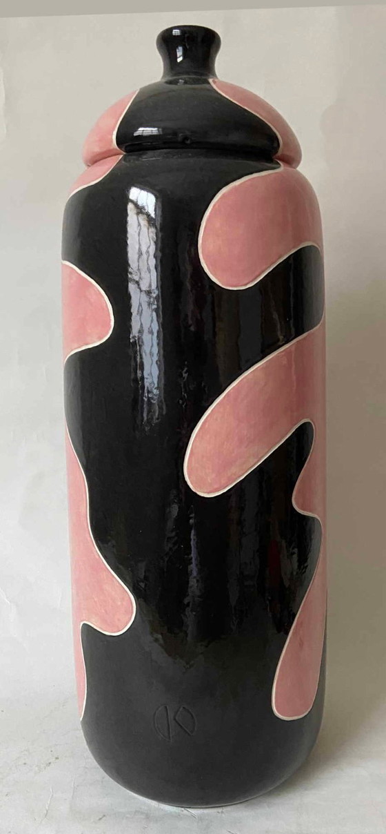 Image 1 of Grand vase en faïence avec couvercle et décor abstrait.