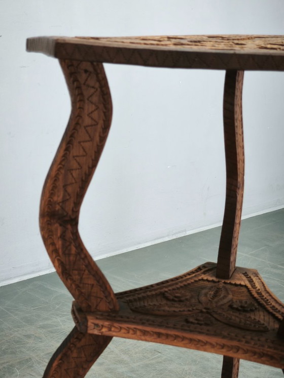 Image 1 of Handgesneden bijzettafel van beukenhout uit circa 1900, Midden-Europa.