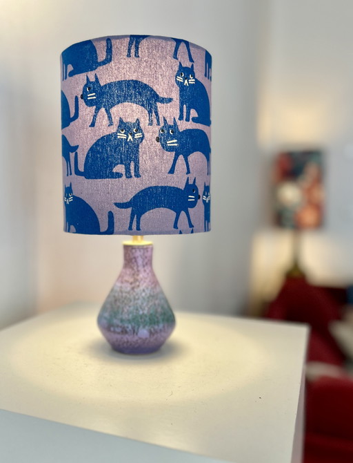 Bijzondere kleine tafellamp, gemaakt van gerecycled keramiek uit een atelier uit de jaren 70.
