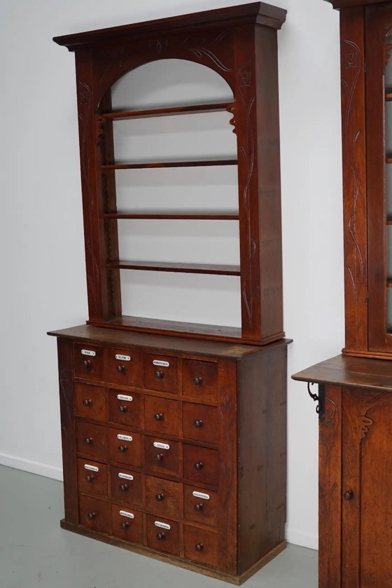 Image 1 of Coppia di vetrine/armadietti da farmacia antichi in rovere olandese in stile Art Nouveau, ca. 1904