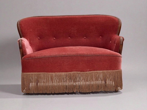 Canapé danois 2 places des années 1930, velours d'ameublement rose saumon, bois de frêne.