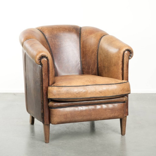 Joli fauteuil club vintage en peau de mouton de style anglais