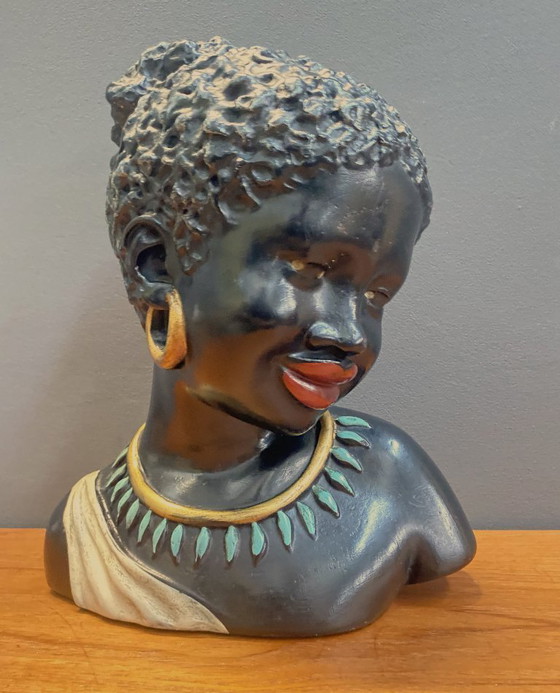 Image 1 of grande busto in gesso di una ragazza africana anni '60