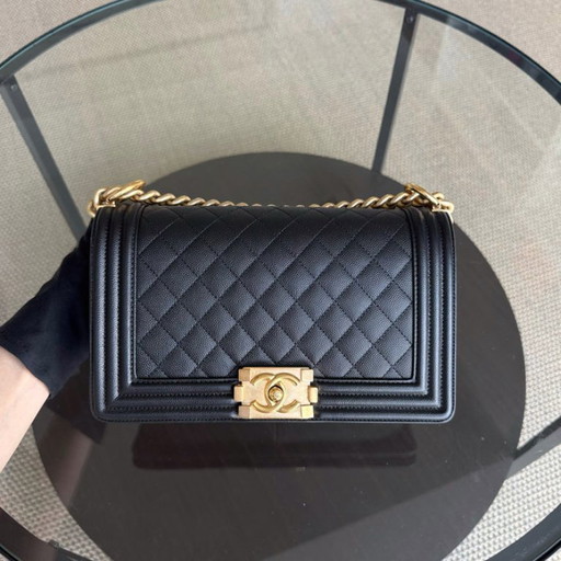 Borsa Chanel Boy Medium - Caviar 25 cm trapuntata con finitura granulata dorata Serie 24