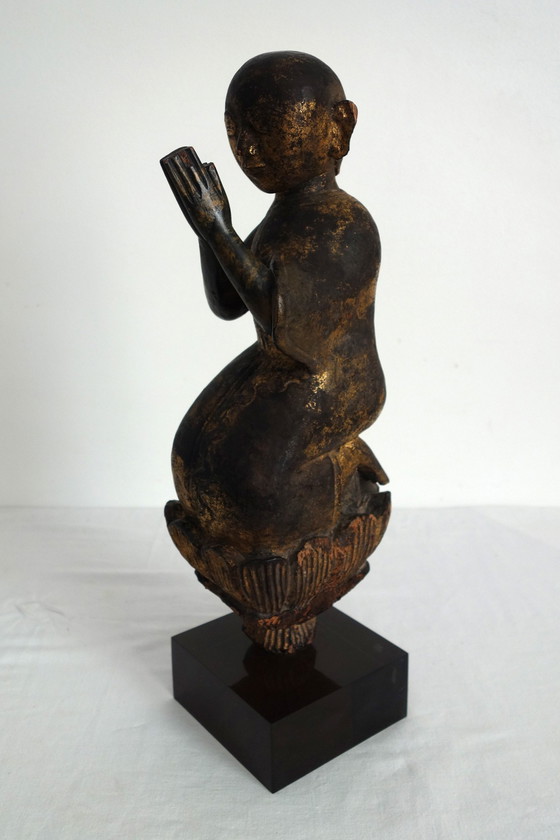 Image 1 of Estatua de madera dorada de un adorador en oración, Birmania, siglo XX