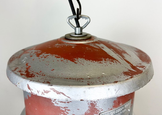 Image 1 of Suspension industrielle en forme de cage avec abat-jour en verre, de Mesko, années 1970