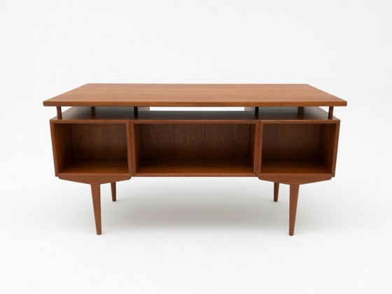 Image 1 of Bureau de direction danois en teck des années 1960