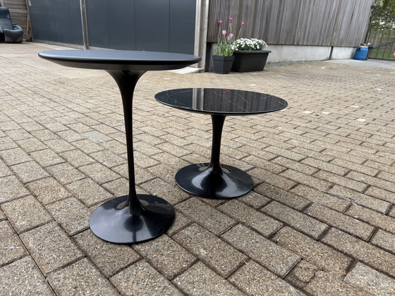 Image 1 of 2x Knoll Tulip Eero Saarinen bijzettafelt 51cm Nero Marquina en 41cm zwart Feniks laminaat