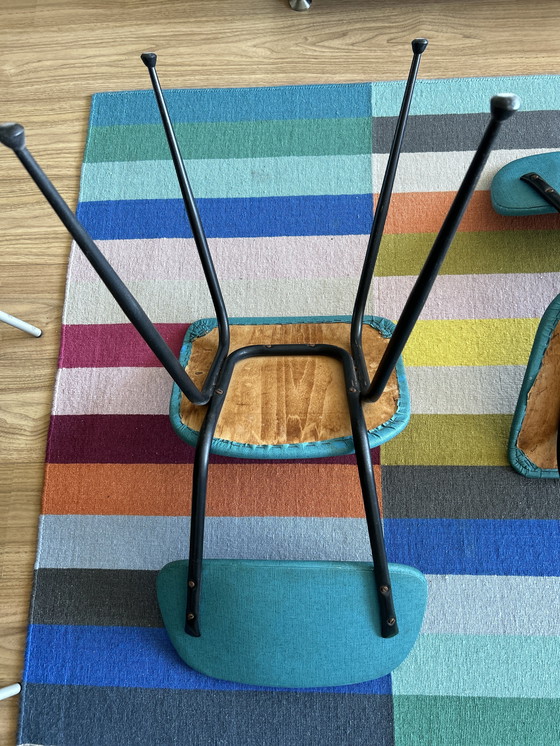 Image 1 of 2 sedie da pranzo vintage, eleganti gambe affusolate, rivestimento in similpelle turchese