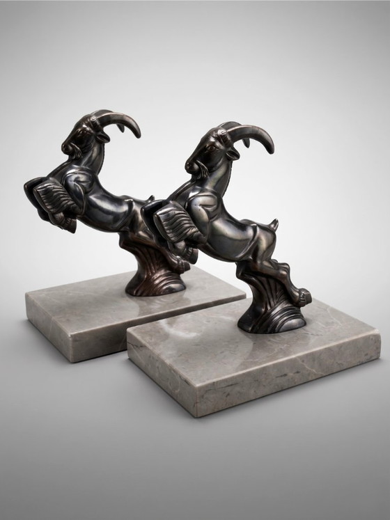 Image 1 of Serre-livres Art Déco bouquetins en régule patiné sur socle marbre taupe – paire années 1930