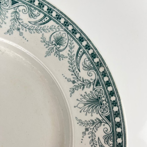 Image 1 of Plato de presentación con pie, de loza, modelo "Wilbur", Moulins des loups, finales del siglo XIX - principios del siglo XX.