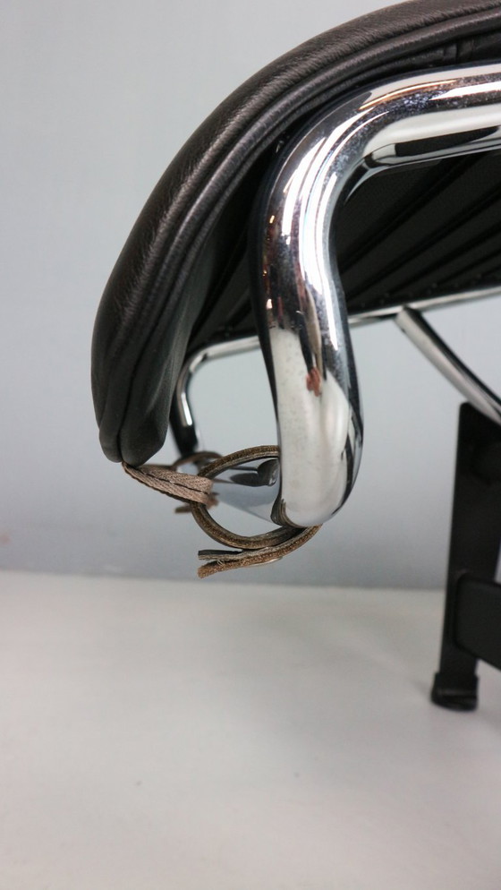 Image 1 of Black leather LC4 chaise longue by Le Corbusier for Cassina, 1980s