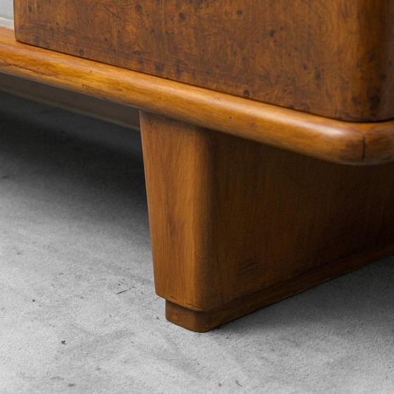 Image 1 of Aparador antiguo de madera de nogal con vetas y detalles decorativos de los años 40.