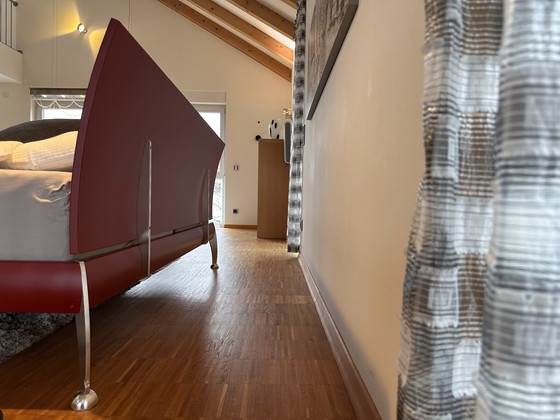 Image 1 of Letto 180 x 200 in legno massello con piedini in acciaio inox e rete a doghe.