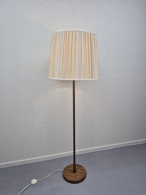 Stehlampe im skandinavischen Design. Vintage-Stehlampe aus Teakholz.