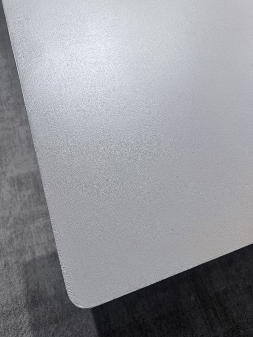 Gecementeerde TOOON. tafel