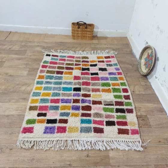 Image 1 of Azilal-Wollteppich, mehrfarbiges Mosaik – Patchwork, handgewebt (152×117 cm)