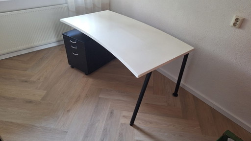 Bureau Hülsta avec plateau blanc incurvé et caisson à tiroirs en acier noir