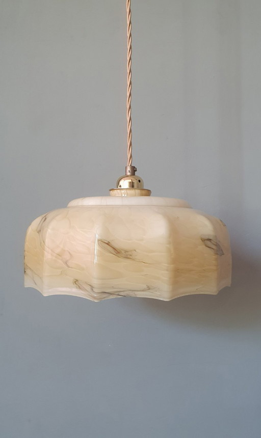 Grande lampada a sospensione vintage in vetro opalino in stile Art Déco.
