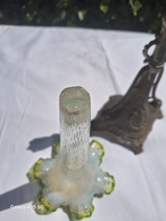 Image 1 of Schitterende art nouveau trompetvaas, ca. 47 cm – Boheems glas met metalen voet, circa 1900