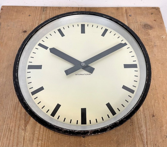 Image 1 of Zwarte industriële fabriekswandklok van International, jaren 50