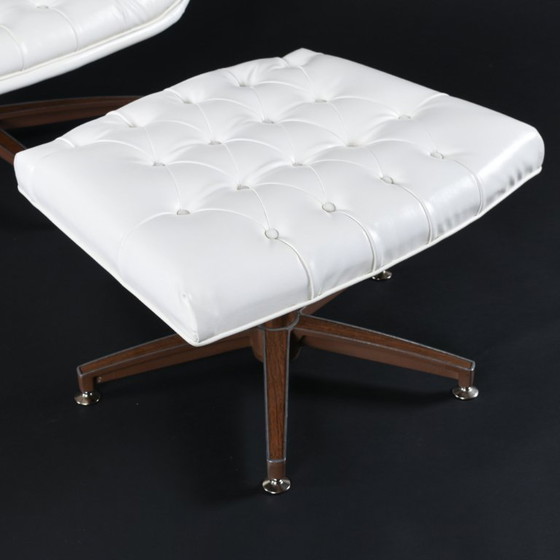 Image 1 of Silla giratoria e inclinable con capitoné blanco estilo George Mulhauser restaurada con otomana