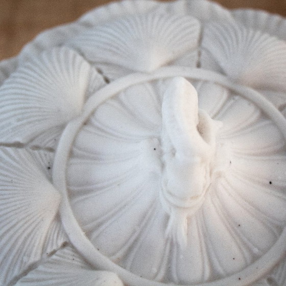 Image 1 of Antike Butterdose aus den 1860er Jahren, Muschelmotiv, Bonbonniere aus Steingut